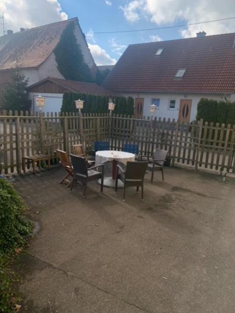 Kreuz! Einfach. Guenstig. Schlafen. Bed & Breakfast Ulm Exterior photo